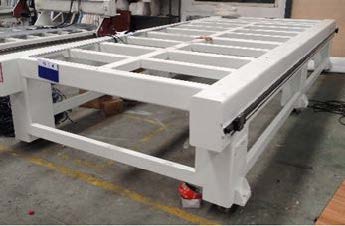 Beaver DOORCUT CNC  Цельносварная массивная стальная станина  Выполнена из толстостенных стальных труб прямоугольного сечения толщиной 8 - 12 мм, что обеспечивает высокую степень жесткости конструкции станка, устойчивость к статическим и динамичес...